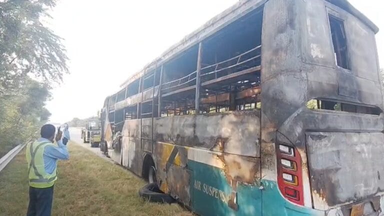 आंख खुली तो बस में लगी थी आग... खिड़कियां तोड़कर कूदे यात्री, 9 की मौत