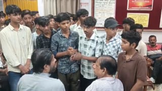 ‘प्रिंसिपल को हटाओ’, झांसी में 200 छात्रों ने खुद को हॉस्टल में किया बंद; खाना खाने से भी इनकार