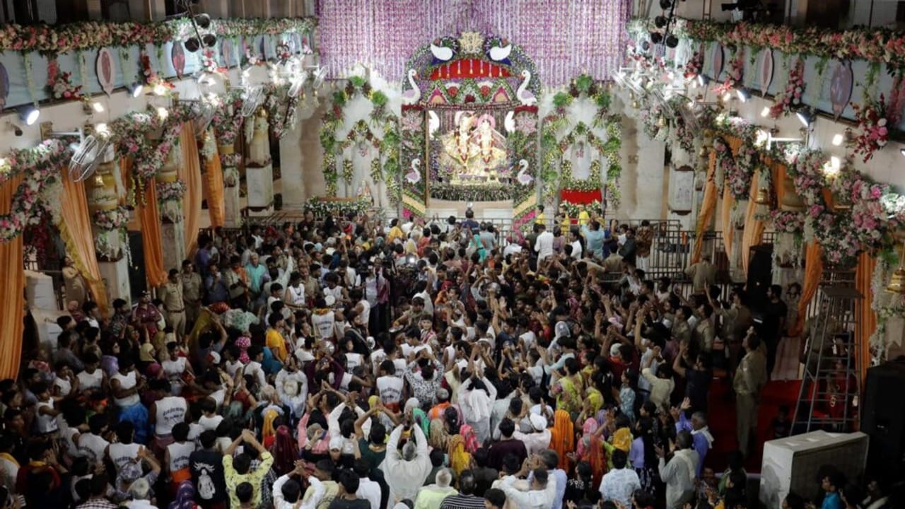 मथुरा में जन्माष्टमी की धूम, मंगला आरती के लिए उमड़ा जनसैलाब; तस्वीरों में देखें भव्य नजारा