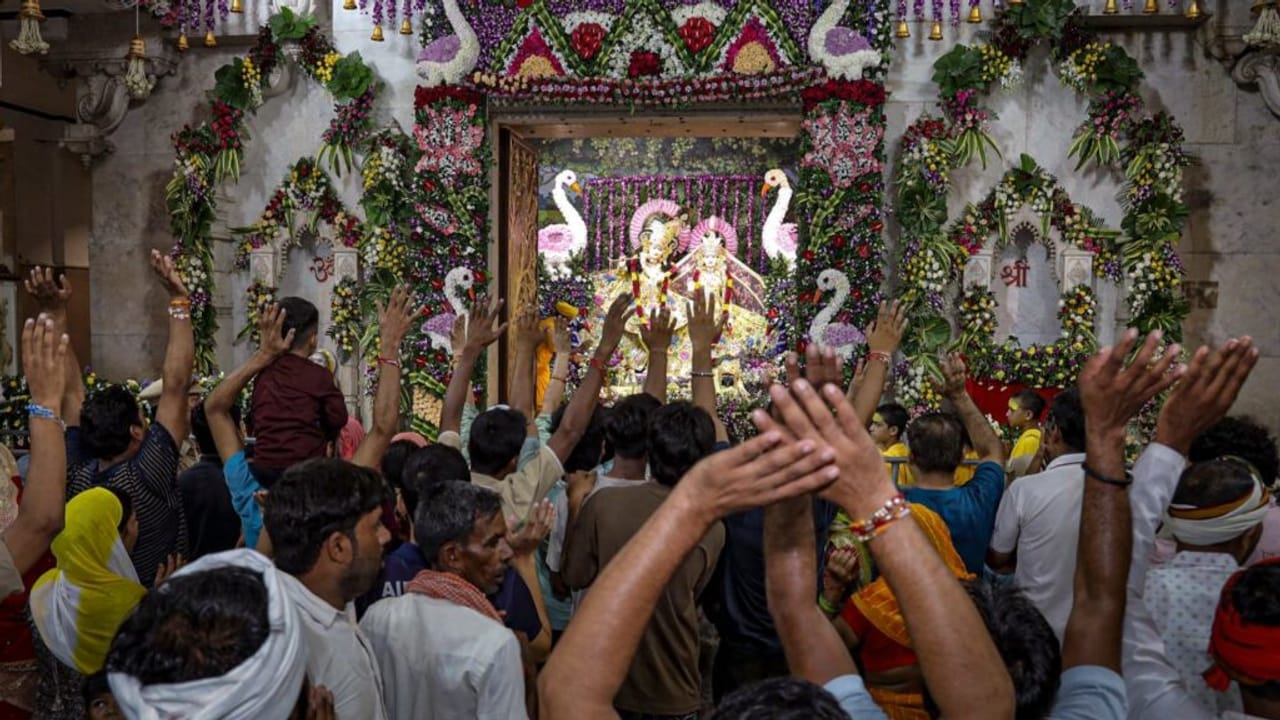 मथुरा में जन्माष्टमी की धूम, मंगला आरती के लिए उमड़ा जनसैलाब; तस्वीरों में देखें भव्य नजारा