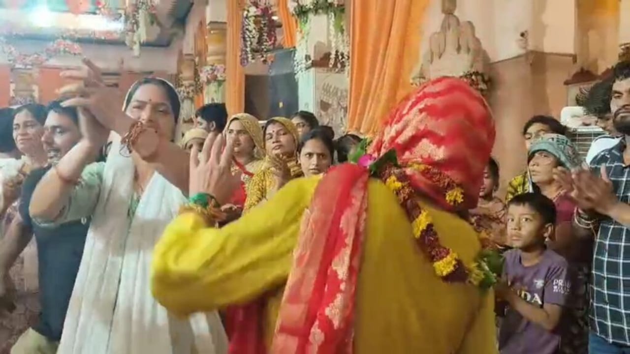 मथुरा में जन्माष्टमी की धूम, मंगला आरती के लिए उमड़ा जनसैलाब; तस्वीरों में देखें भव्य नजारा