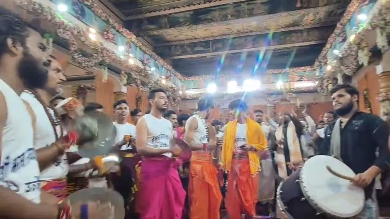 मथुरा में जन्माष्टमी की धूम, मंगला आरती के लिए उमड़ा जनसैलाब; तस्वीरों में देखें भव्य नजारा