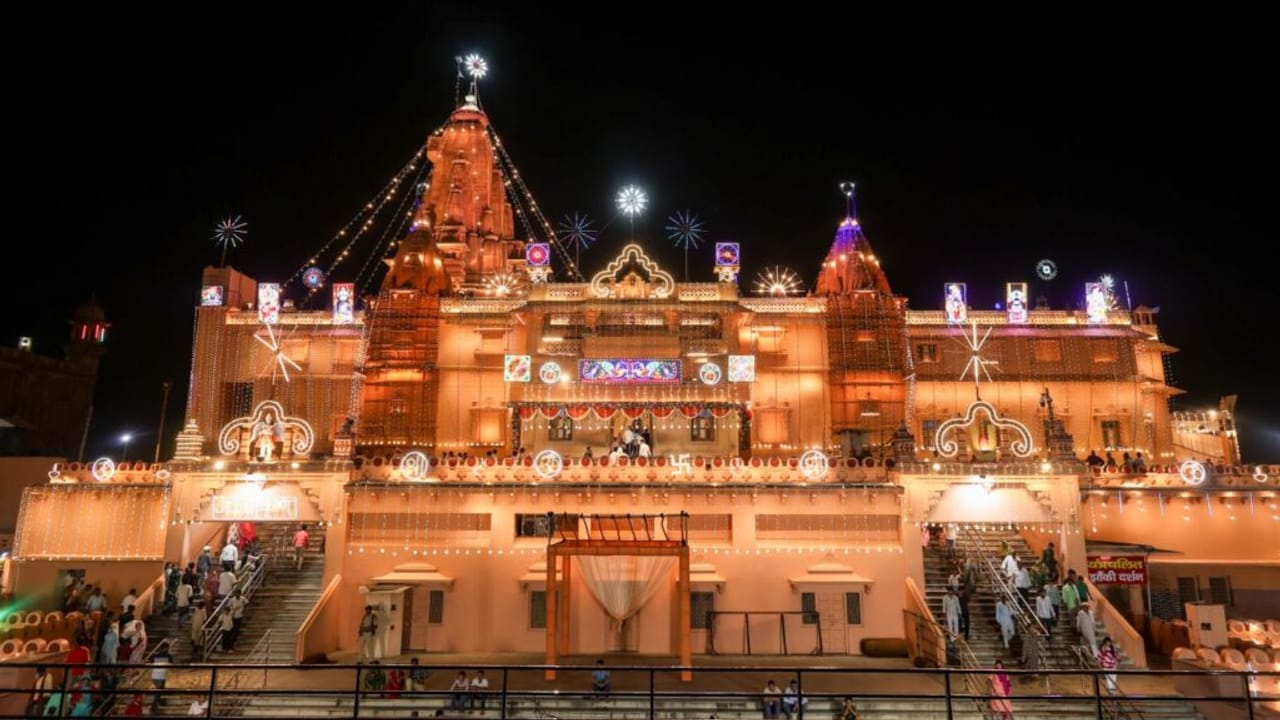 मथुरा में जन्माष्टमी की धूम, मंगला आरती के लिए उमड़ा जनसैलाब; तस्वीरों में देखें भव्य नजारा