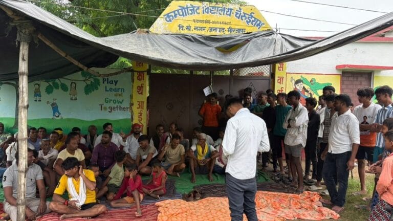 स्कूल के लिए रास्ता नहीं, प्रदर्शन करने पर सपा नेता समेत 6 पर FIR दर्ज