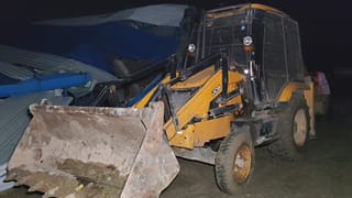 प्रयागराज में अतीक के करीबी जैद खालिद पर PDA का एक्शन, अवैध गौशाला पर चला बुलडोजर