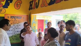 इटावा में शिक्षामित्र-रसोइया पर अश्लील हरकतों का आरोप, ग्रामीणों ने स्कूल में जड़ा ताला