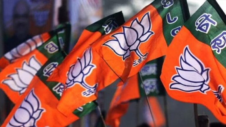 UP में बराबरी का मुकाबला मान रही BJP! 100+ सीटों पर एंटी-इनकंबेंसी
