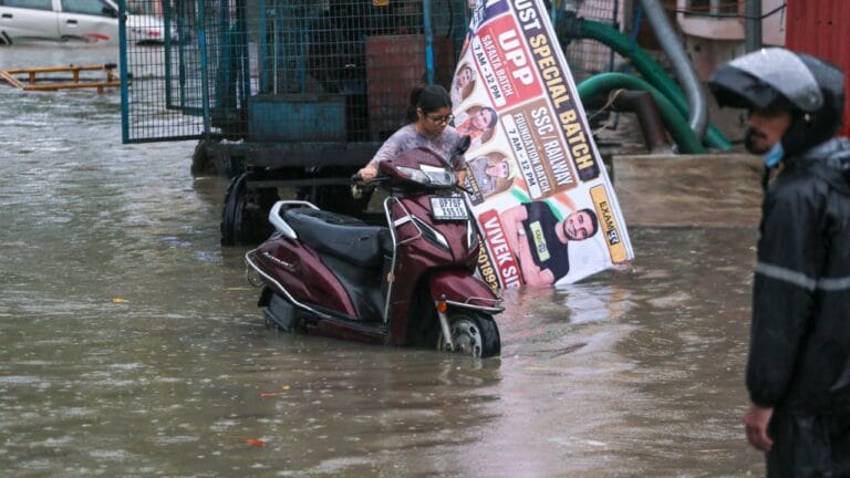 अभी नहीं थमेगी बारिश! यूपी के कई जिलों में ऑरेज अलर्ट; बाढ़ का भी खतरा