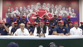 नीले गमछे से लेकर नीले टीशर्ट-जींस तक… सपा का रंग बदल रहा है…. वजह क्या है?