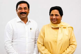 कौन हैं आकाश आनंद के ससुर अशोक सिद्धार्थ? जिन्हें मायावती ने राजनीतिक संन्यास लेने की सलाह दी