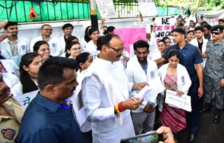 डिप्टी CM के घर के बाहर प्रदर्शन, स्टाइपेंड से भर्ती तक कई मांगें; प्रदर्शनकारियों से मिले बृजेश पाठक