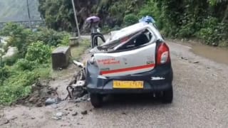ऐसे भी आती है मौत! चलती कार पर पहाड़ से गिरा बोल्डर, एक ने मौके पर तोड़ा दम; 3 लोगों की हालत नाजुक