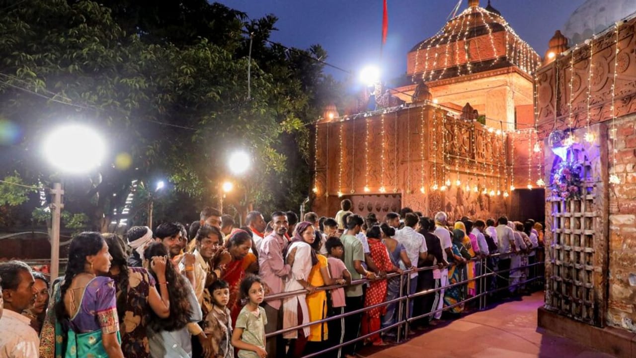 मथुरा में जन्माष्टमी की धूम, मंगला आरती के लिए उमड़ा जनसैलाब; तस्वीरों में देखें भव्य नजारा