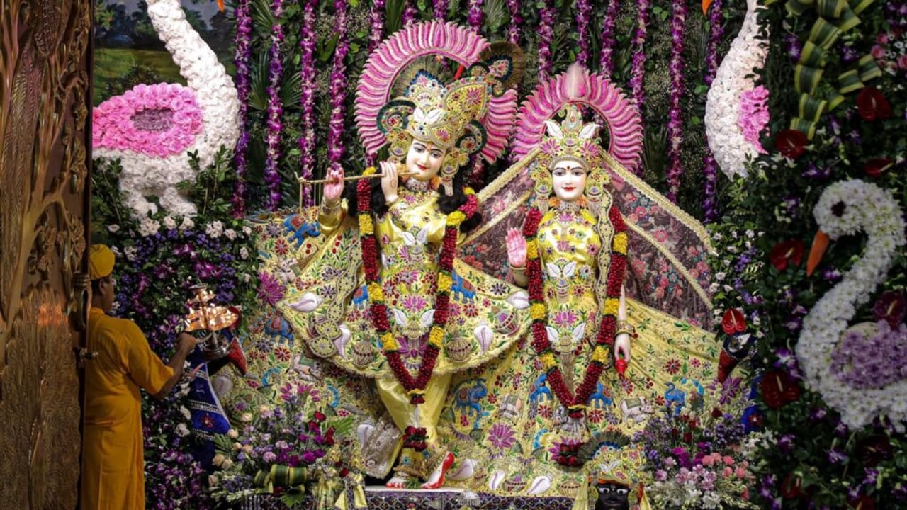 मथुरा में जन्माष्टमी की धूम, मंगला आरती के लिए उमड़ा जनसैलाब; तस्वीरों में देखें भव्य नजारा