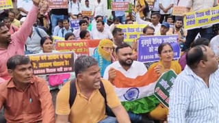 ‘आयोग की भी नहीं सुनते अधिकारी…’68500 शिक्षक भर्ती के अभ्यर्थियों ने घेरा मंत्री का आवास