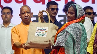 ‘न्यूनतम मानदेय 16000 रुपये मिलना चाहिए’, यूपी में सफाई कर्मचारियों की सैलरी पर क्या बोले CM योगी?