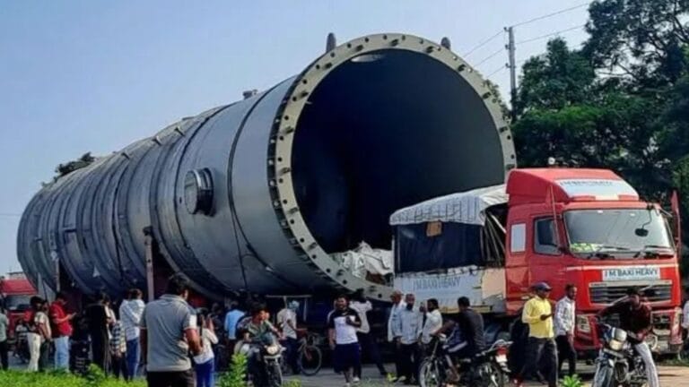 गोरखपुर पहुंचा ‘महाबली’,टोल प्लाजा पार कराने के लिए बनानी पड़ी नई सड़क