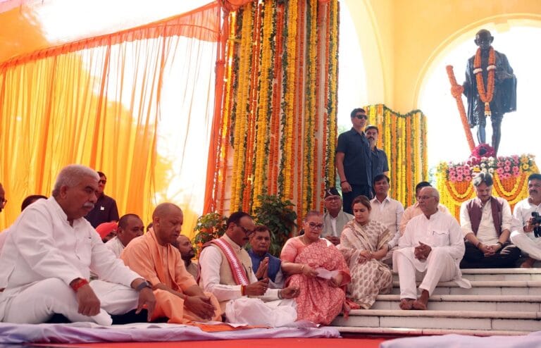 खादी के कपड़ों पर 30 जनवरी तक 25% छूट, गांधी जयंती पर CM योगी का ऐलान